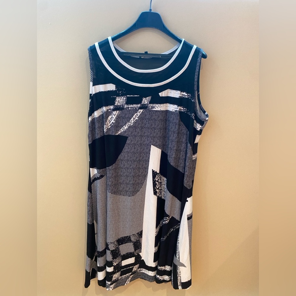 Black & White Sleeveless Abstract Print Dress - very soft material